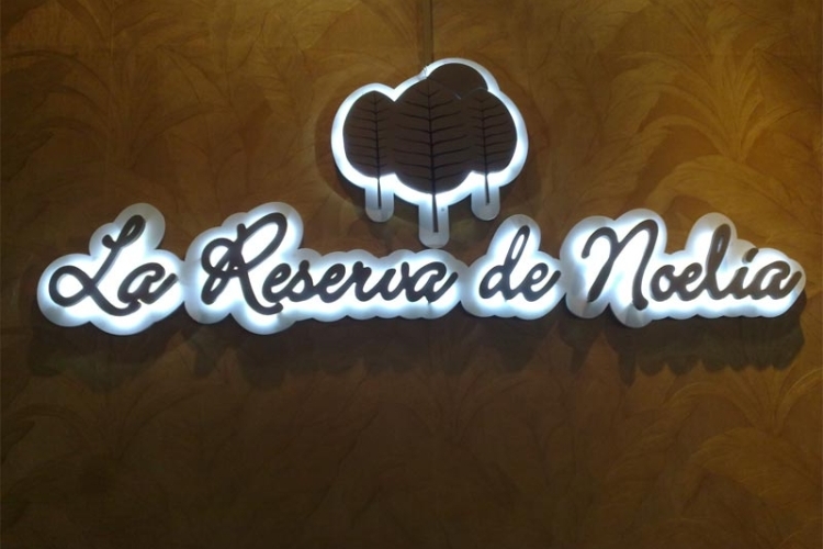 letrero luminoso la reserva de noelia malaga